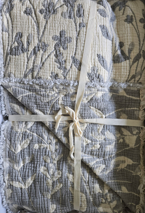 Prabangi dvipusė medvilninė Muslin lovatiesė "Fiora", pilkos/pieno baltos spalvos